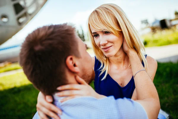 Feliz casal sorridente Relaxante na grama verde.Parque . — Fotografia de Stock