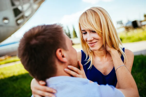 Feliz casal sorridente Relaxante na grama verde.Parque . — Fotografia de Stock