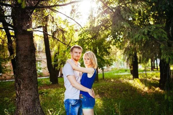 Pareja feliz Relajándose en el Parque . — Foto de Stock