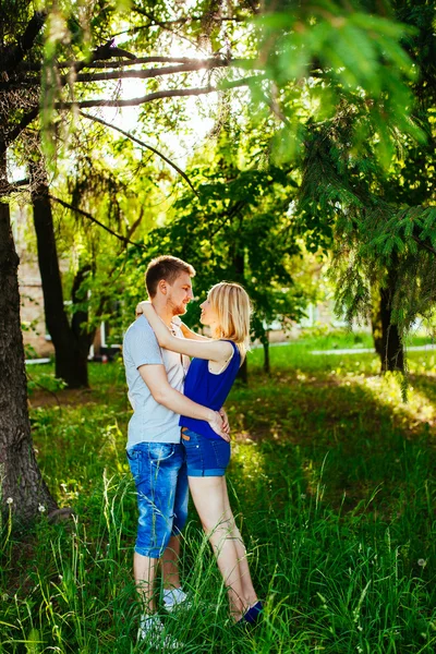 Gelukkige paar ontspannen in het park. — Stockfoto