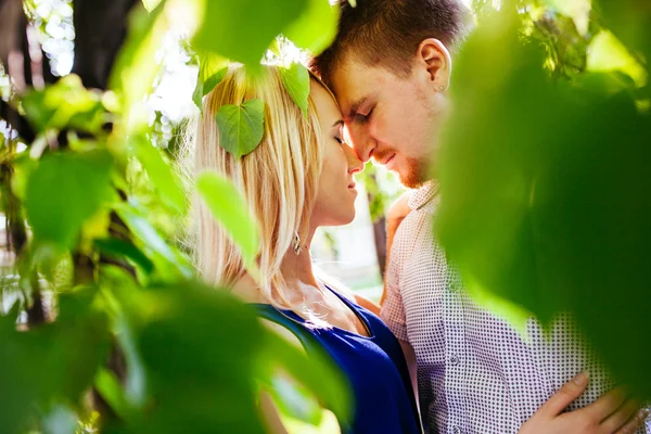 Glückliches Paar entspannt im Park. — Stockfoto