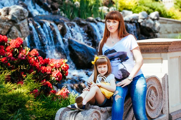 Pregnant Mother and Daughter portrait in the Park — Stock Photo, Image