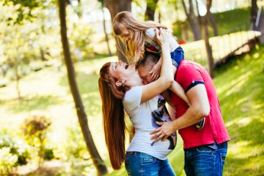 Genç bir aile, bir hamile anne, baba, kızı