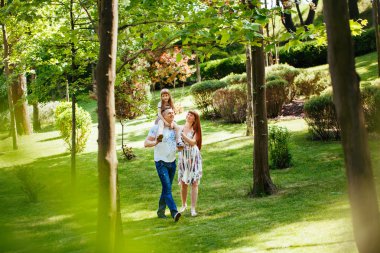 Genç bir aile, bir hamile anne, baba, kızı