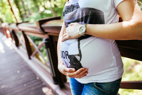 Schwangere im Park — Stockfoto