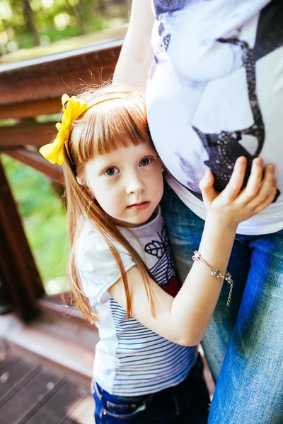 Schwangere Mutter und Tochter im Park — Stockfoto