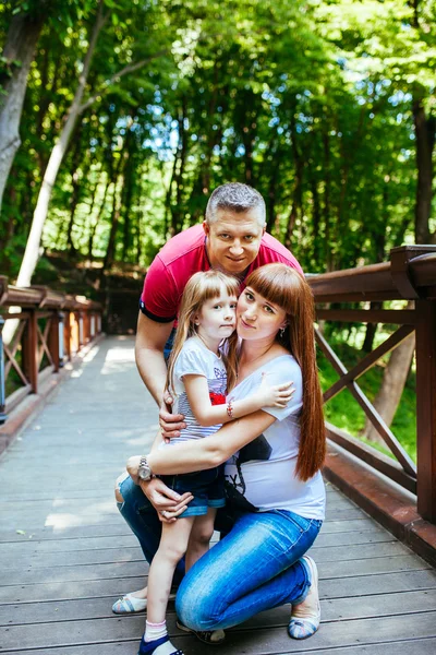 Una familia joven, una madre embarazada, padre, hija —  Fotos de Stock