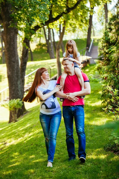 Una familia joven, una madre embarazada, padre, hija — Foto de Stock