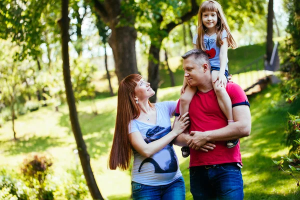 Una familia joven, una madre embarazada, padre, hija — Foto de Stock