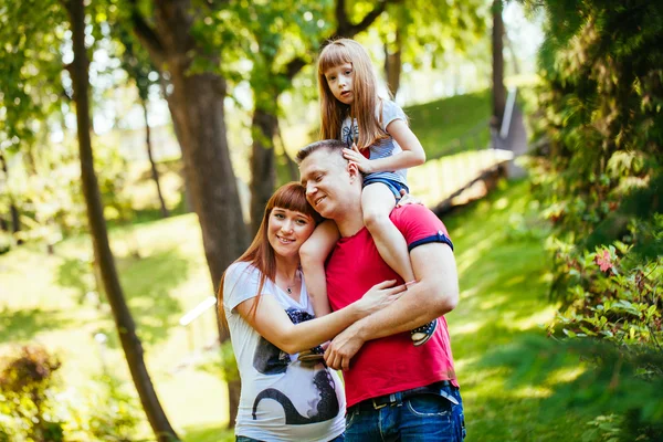 Una familia joven, una madre embarazada, padre, hija —  Fotos de Stock