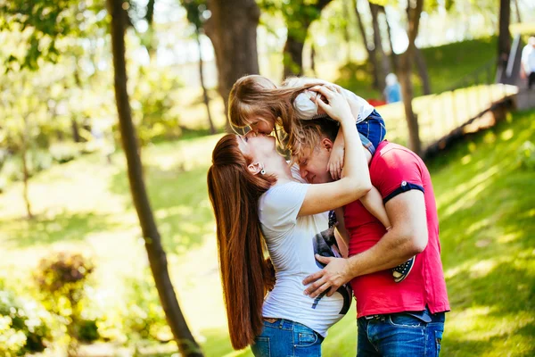 Una giovane famiglia, una madre incinta, padre, figlia — Foto Stock