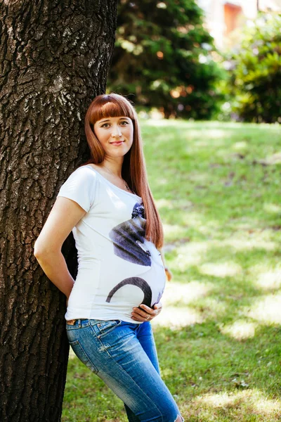 공원에 있는 임신부 — 스톡 사진