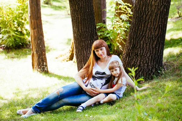 Pregnant Mother and Daughter portrait in the Park — Stock Photo, Image