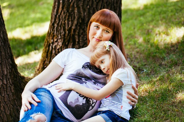 공원에서 임신 어머니와 딸의 초상화 — 스톡 사진
