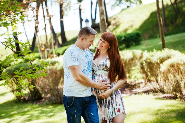 공원에서 임신 부부 — 스톡 사진