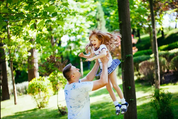Daughter with her father in the park — Stock Photo, Image