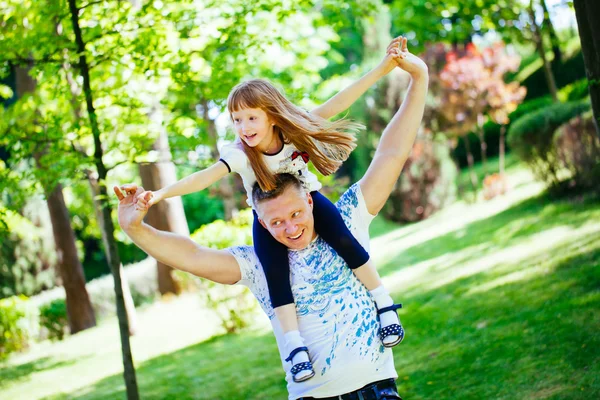 Daughter with her father in the park — Stock Photo, Image