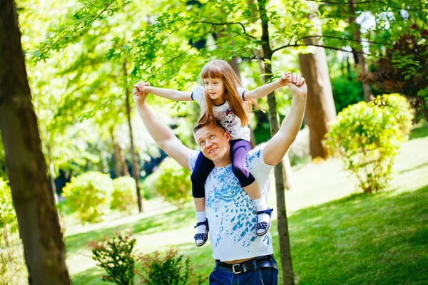 Daughter with her father in the park — Stock Photo, Image