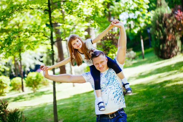 Hija con su padre en el parque —  Fotos de Stock