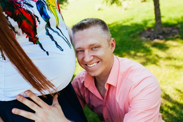 Pregnant couple in the park — Stock Photo, Image