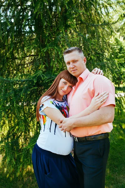 Gravida par i parken — Stockfoto