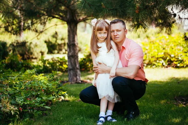 Daughter with her father in the park — Stock Photo, Image