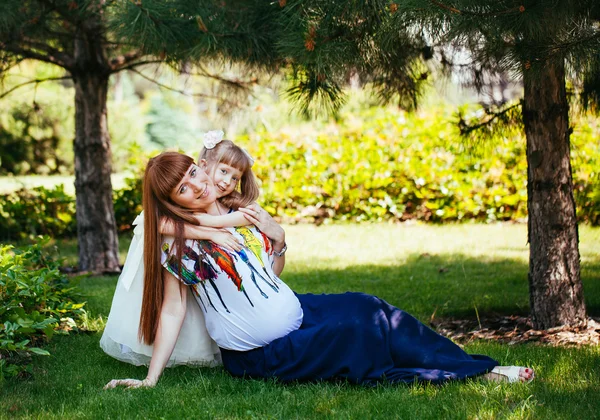 Pregnant Mother and Daughter portrait in the Park — Stock Photo, Image