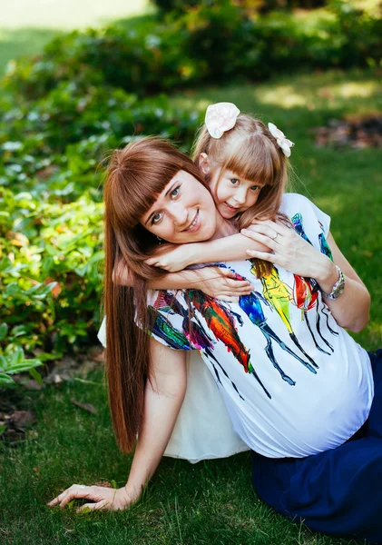 공원에서 임신 어머니와 딸의 초상화 — 스톡 사진