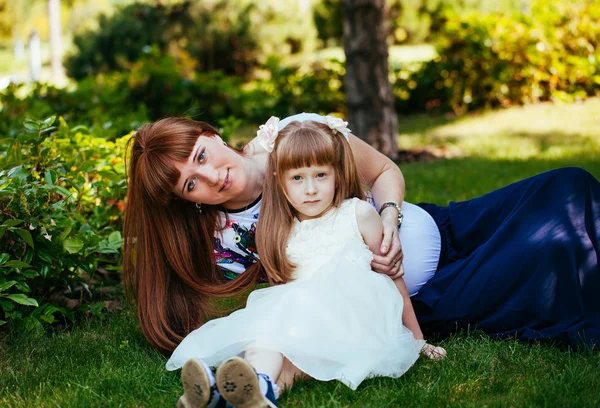 Pregnant Mother and Daughter portrait in the Park — Stock Photo, Image