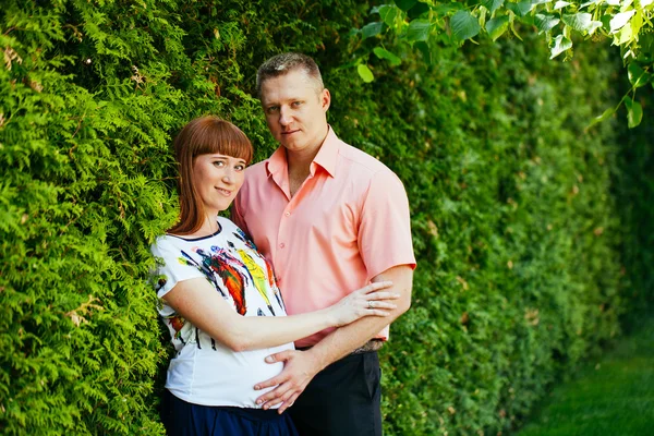 Pregnant couple in the park — Stock Photo, Image