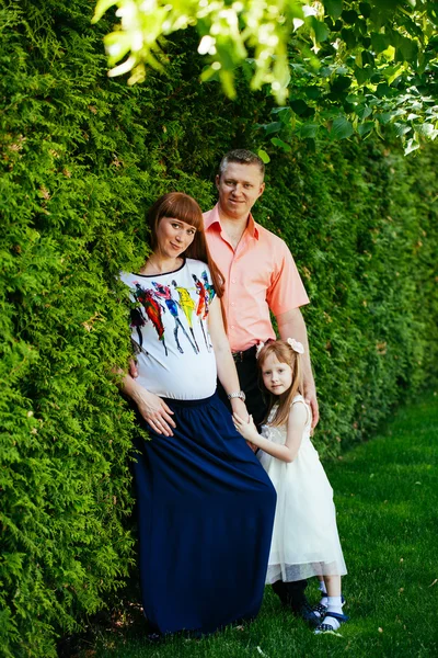 若い家族、妊娠中の母親、父親、娘 — ストック写真