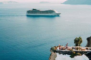 Genç çift otururken bir restoran deniz kenarında buzlu