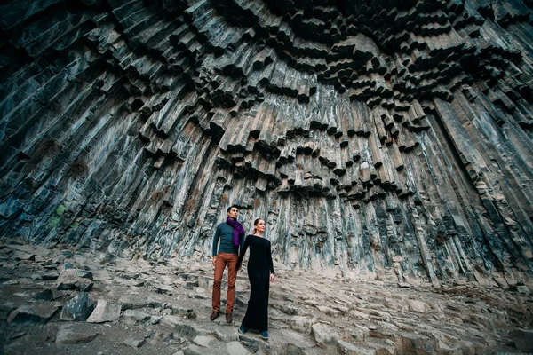 Junges Paar auf dem Hintergrund von Felsen. — Stockfoto