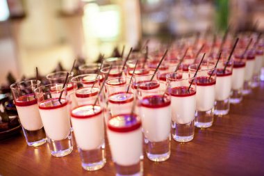 Tablo üzerinde birçok kokteyller