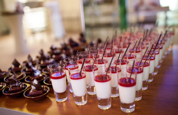 De nombreux cocktails sur la table — Photo