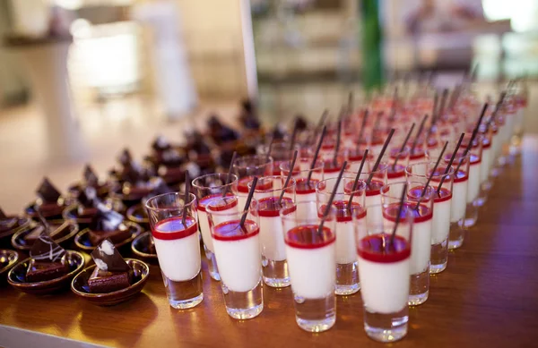 Many cocktails on table — Stock Photo, Image