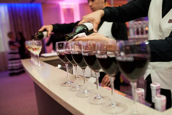 Barmens morsen wijn aan de bar — Stockfoto