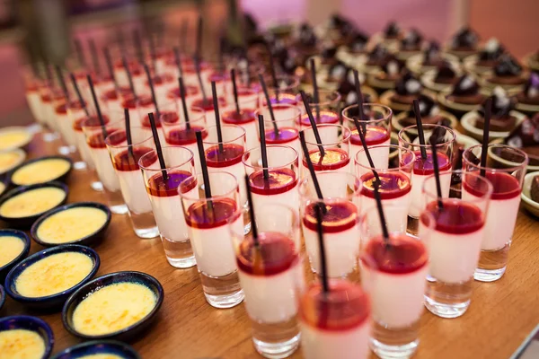 Vele cocktails op tabel — Stockfoto