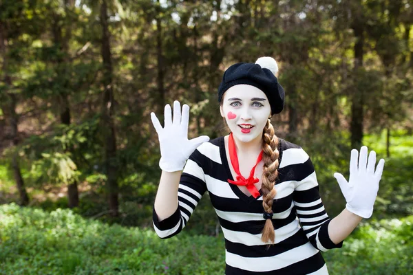 Mime émotionnelle sur le fond du parc — Photo