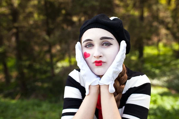 Mime émotionnelle sur le fond du parc — Photo