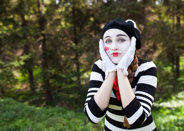 Känslomässiga Mime på park bakgrunden — Stockfoto