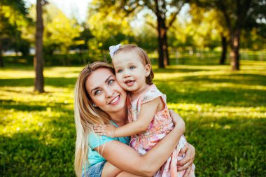 Mutlu anne ve kız doğaya gülümsüyor.. 