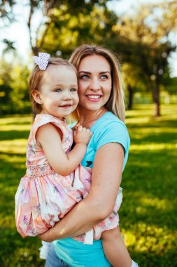 Mutlu anne ve kız doğaya gülümsüyor.. 