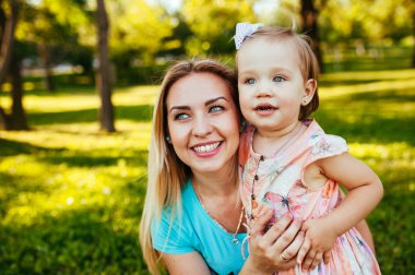 Mutlu anne ve kız doğaya gülümsüyor.. 