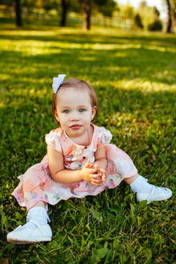 Yaz günü çayırda tatlı küçük bir kız..