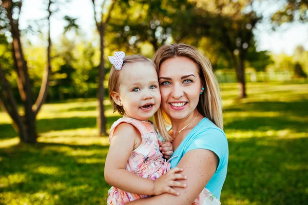 Happy mom and daughter smiling at nature. — Stock Photo, Image