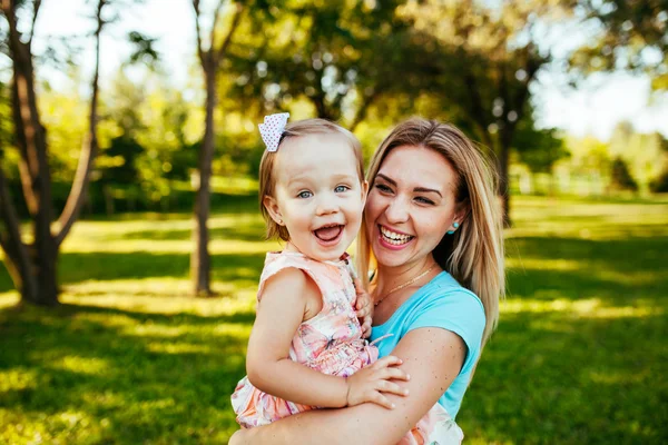 Happy mom and daughter smiling at nature. — Stock Photo, Image