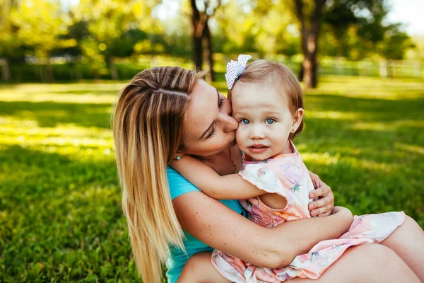 Happy mom and daughter smiling at nature. — Stock Photo, Image