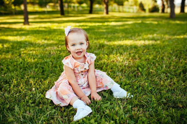 Linda niña en el prado en el día de verano. —  Fotos de Stock