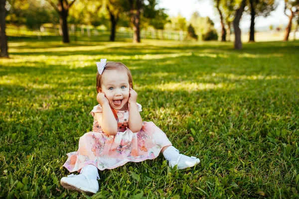 Linda niña en el prado en el día de verano. —  Fotos de Stock